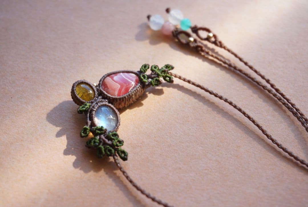 《森の妖精のネックレス》インカローズ　レインボームーンストーンマクラメネックレス