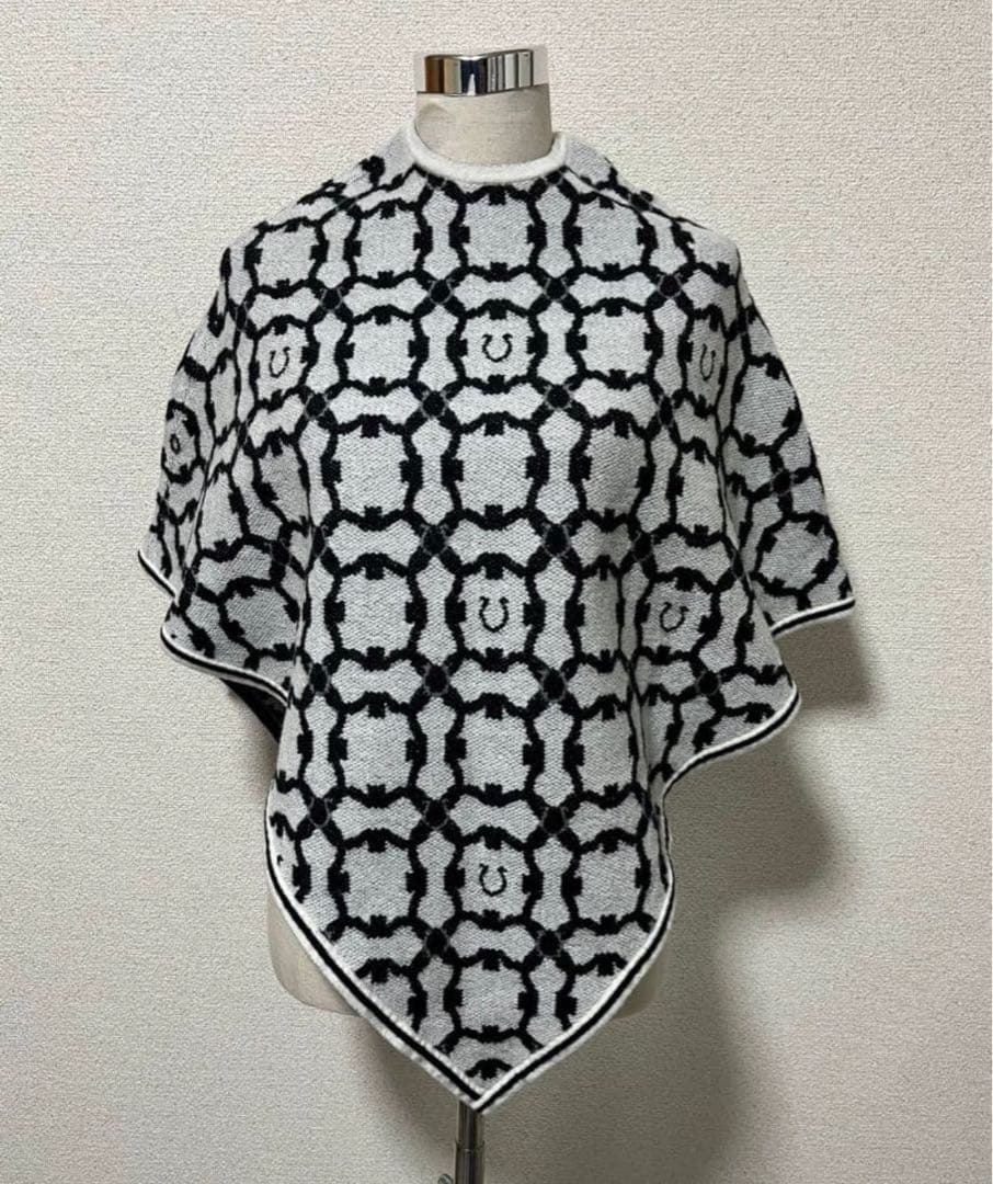 SALVATORE FERRAGAMO フェラガモ ガンチーニ柄 カシミヤケープ