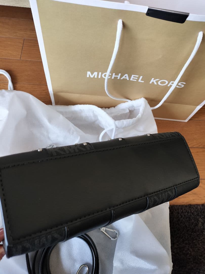 新品 MICHAEL KORS スタッズ ショルダー バッグ ブラック - メルカリ