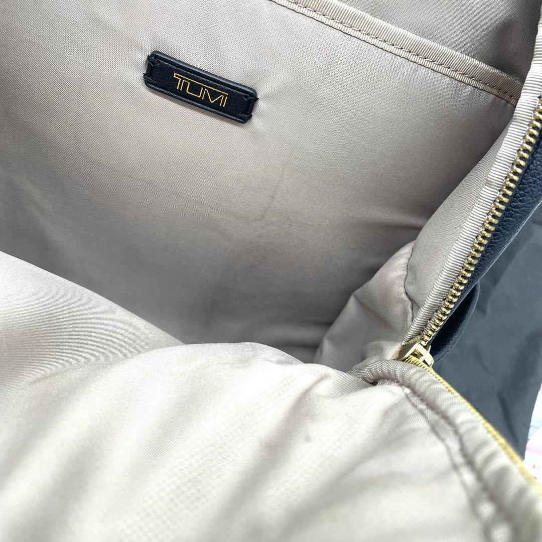 【極美品】　トゥミ　リュック　ダニエラ　ゴールド金具　レザー　ブラック　A4可能