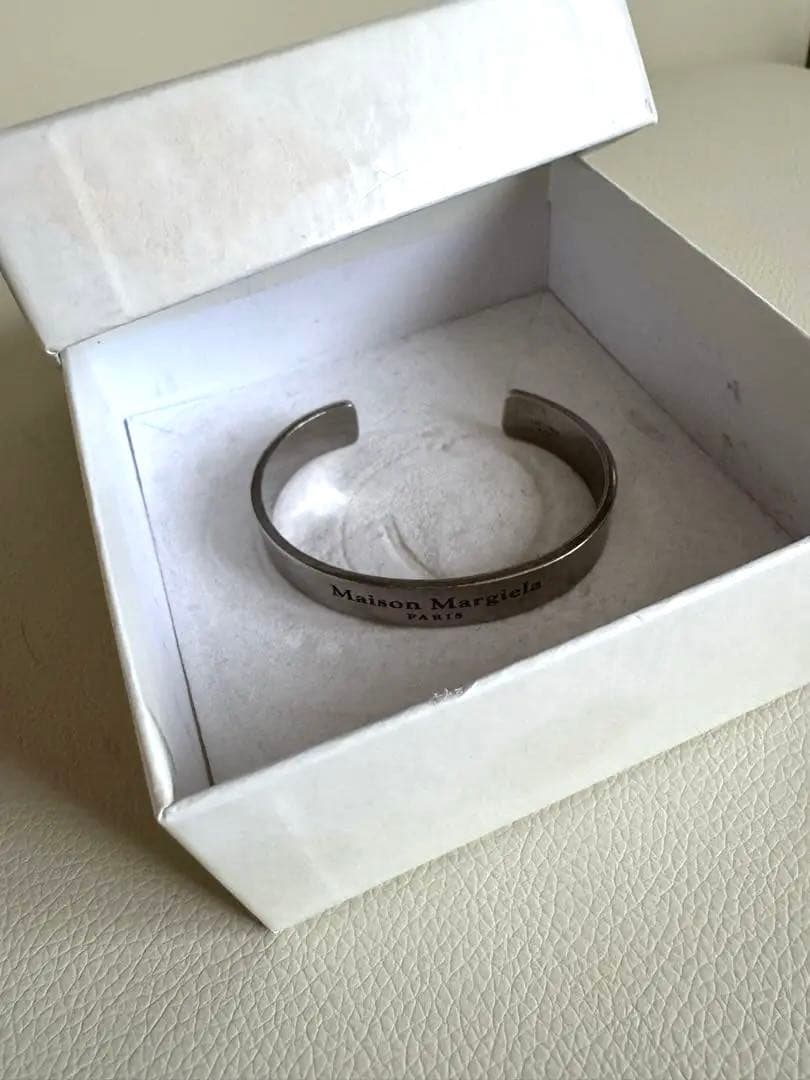 Maison Margielaロゴシルバーバングル SM1UY0052