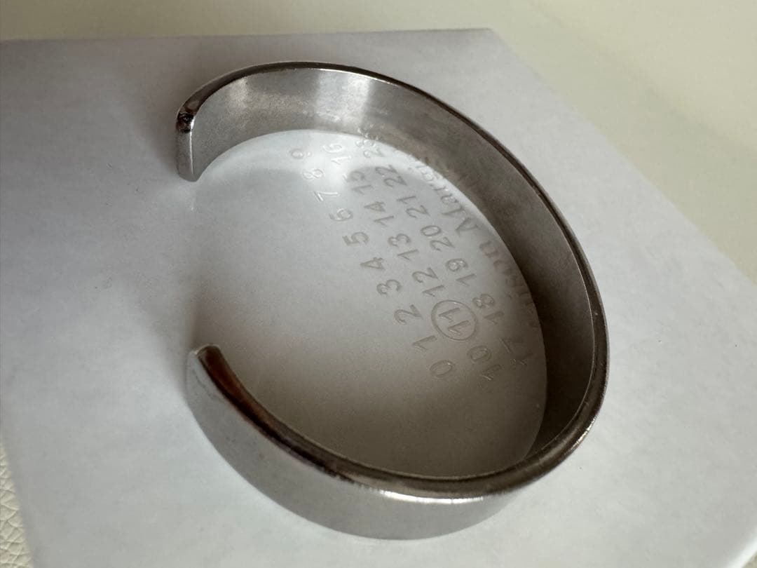 Maison Margielaロゴシルバーバングル SM1UY0052