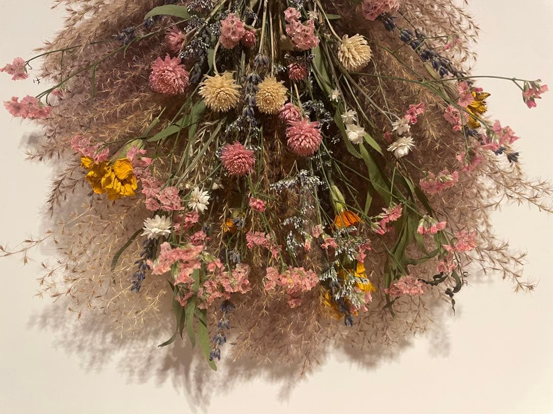 ピンクのススキと小花　ドライフラワースワッグ　スワッグ　ドライフラワー