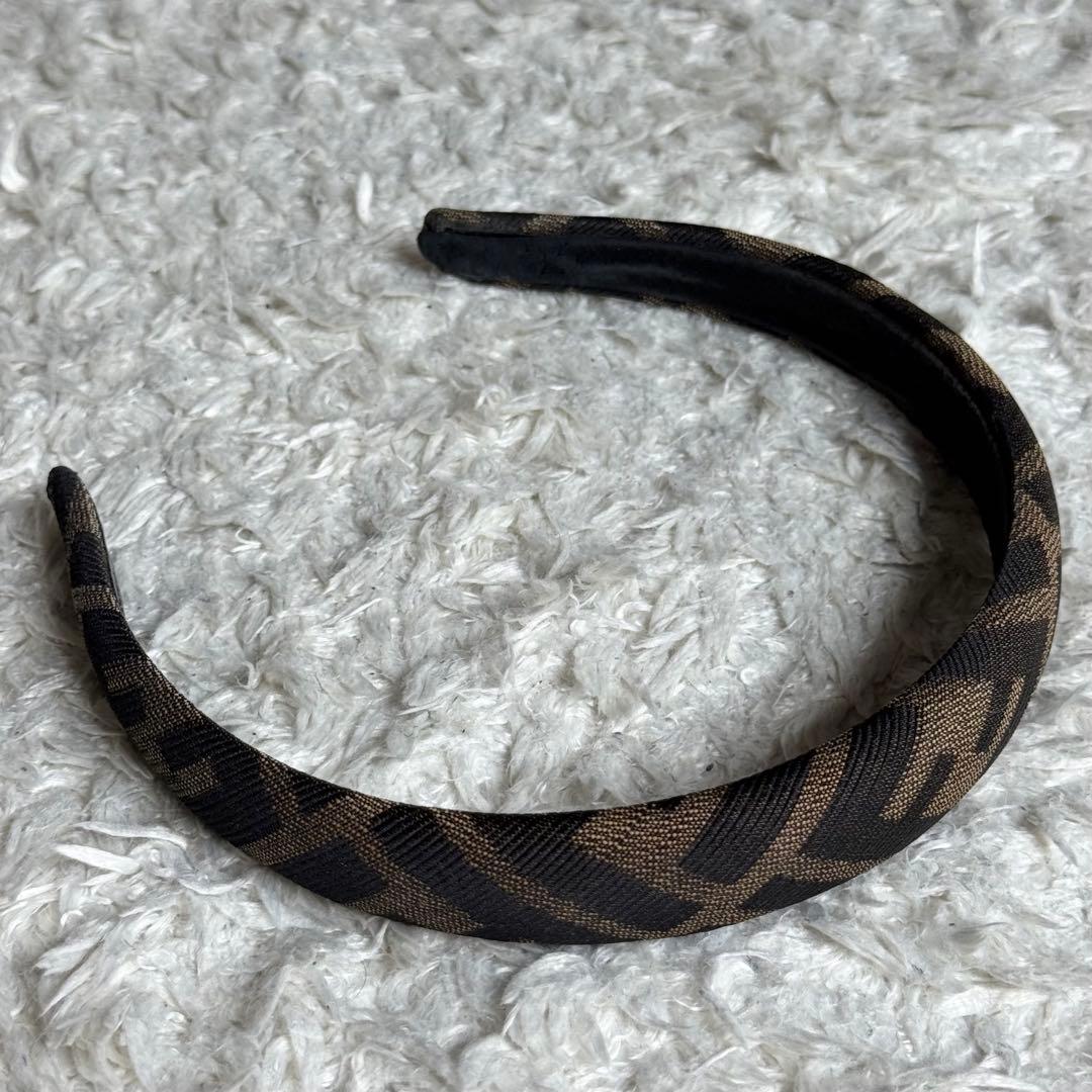 フェンディ FENDI カチューシャ ズッカ柄 ロゴ総柄 クッション ヘアバンド