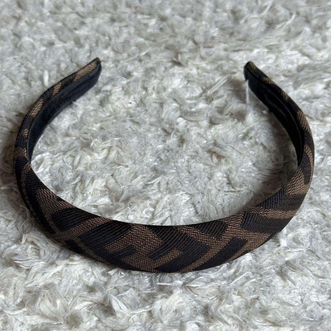 フェンディ FENDI カチューシャ ズッカ柄 ロゴ総柄 クッション ヘアバンド