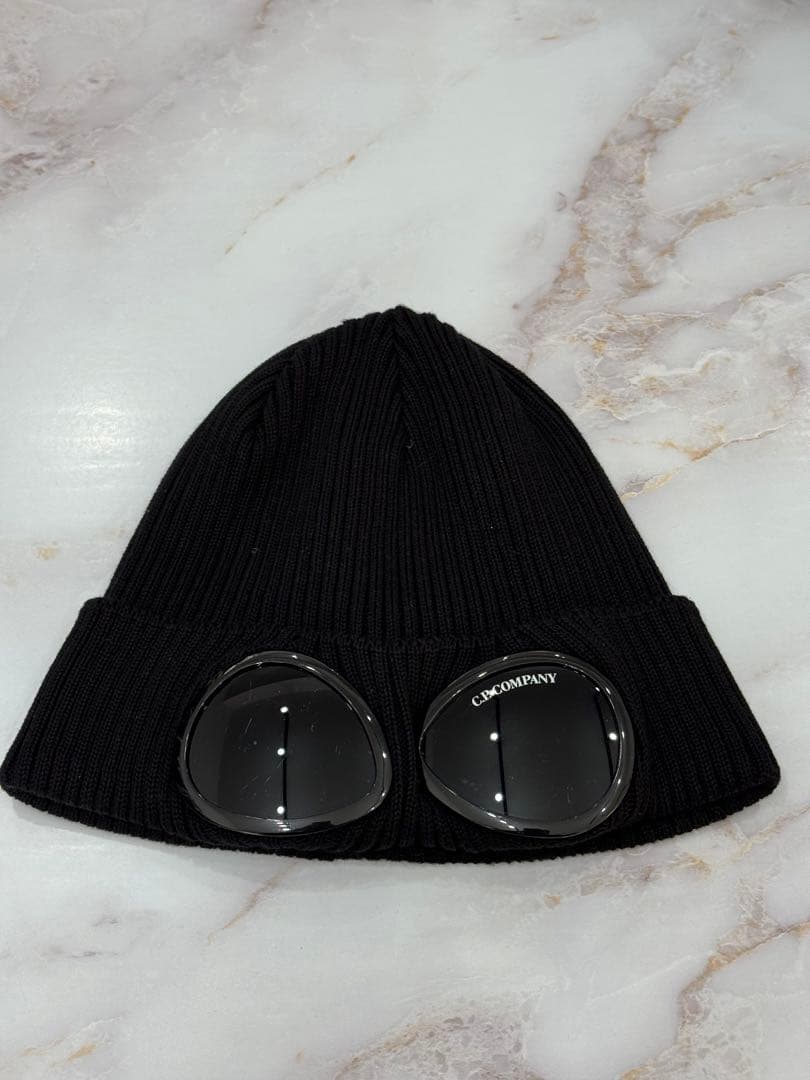 c.p company サングラス付き黒ニット帽 - メルカリ