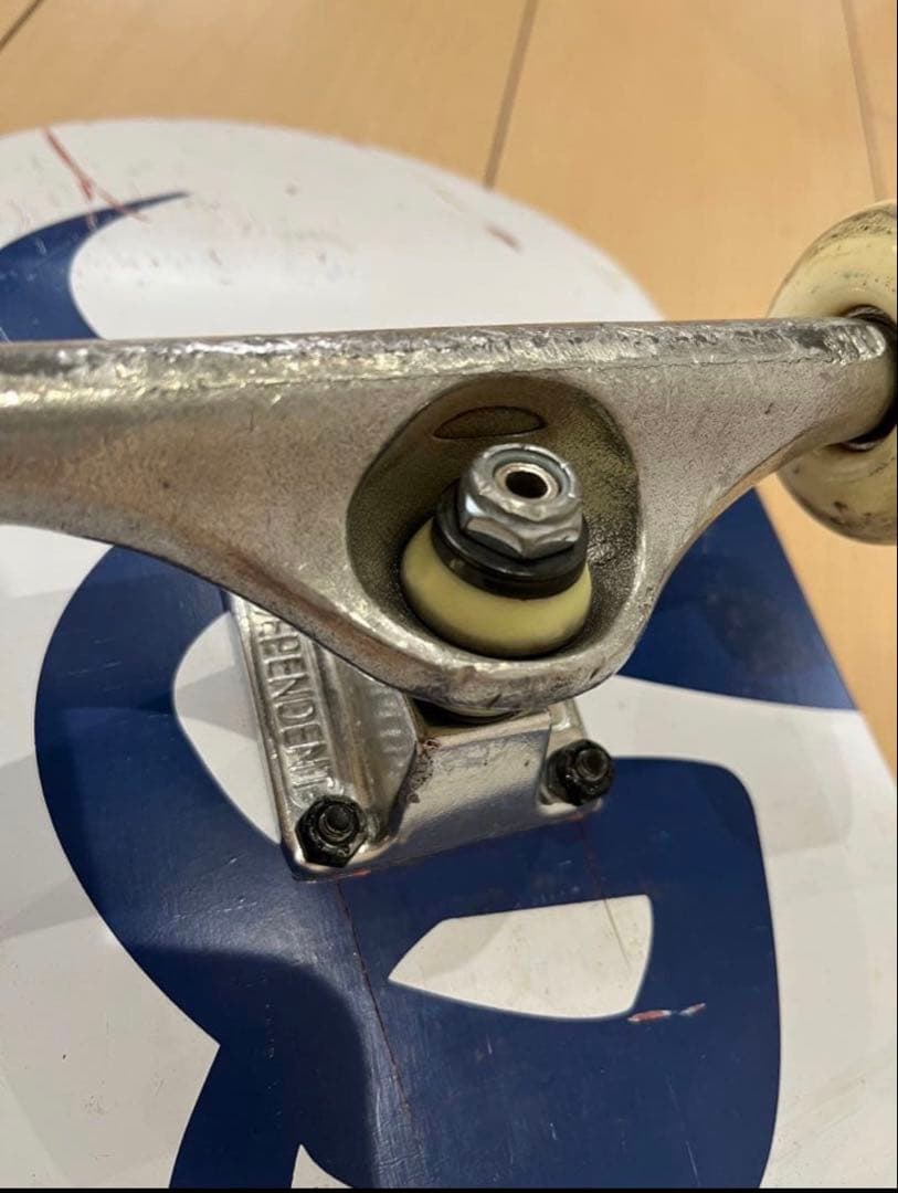 スケートボード　コンプリート　レスケ　インディー　ボーンズ　ABEC7ベアリング