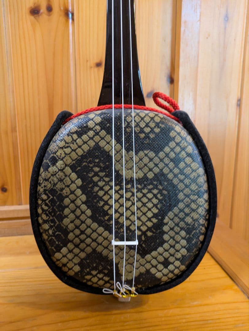 沖縄購入の三線 全長74センチの一回り小さいサイズ ほぼ新品②