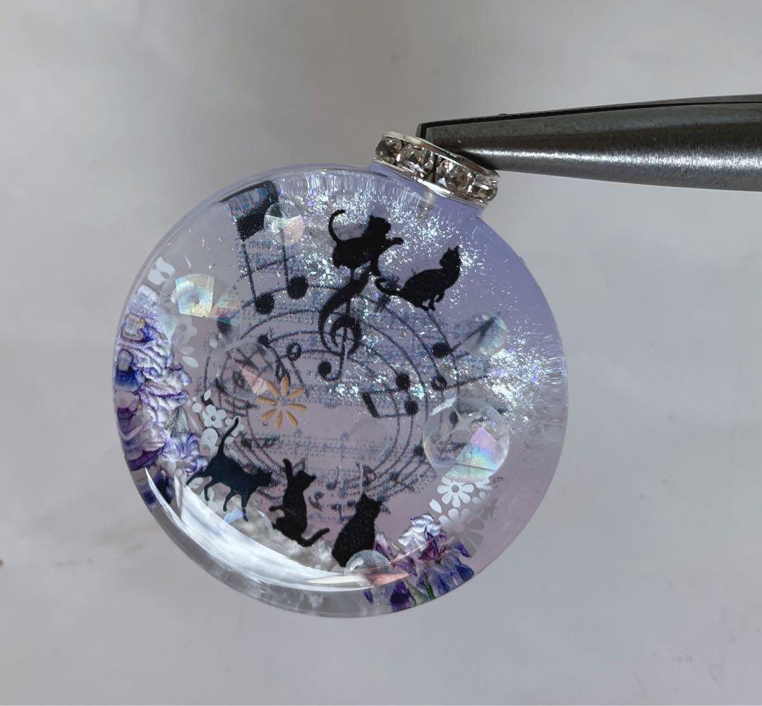 レジン/銀河のメロディと子猫達 蓄光 オルゴナイトネックレス