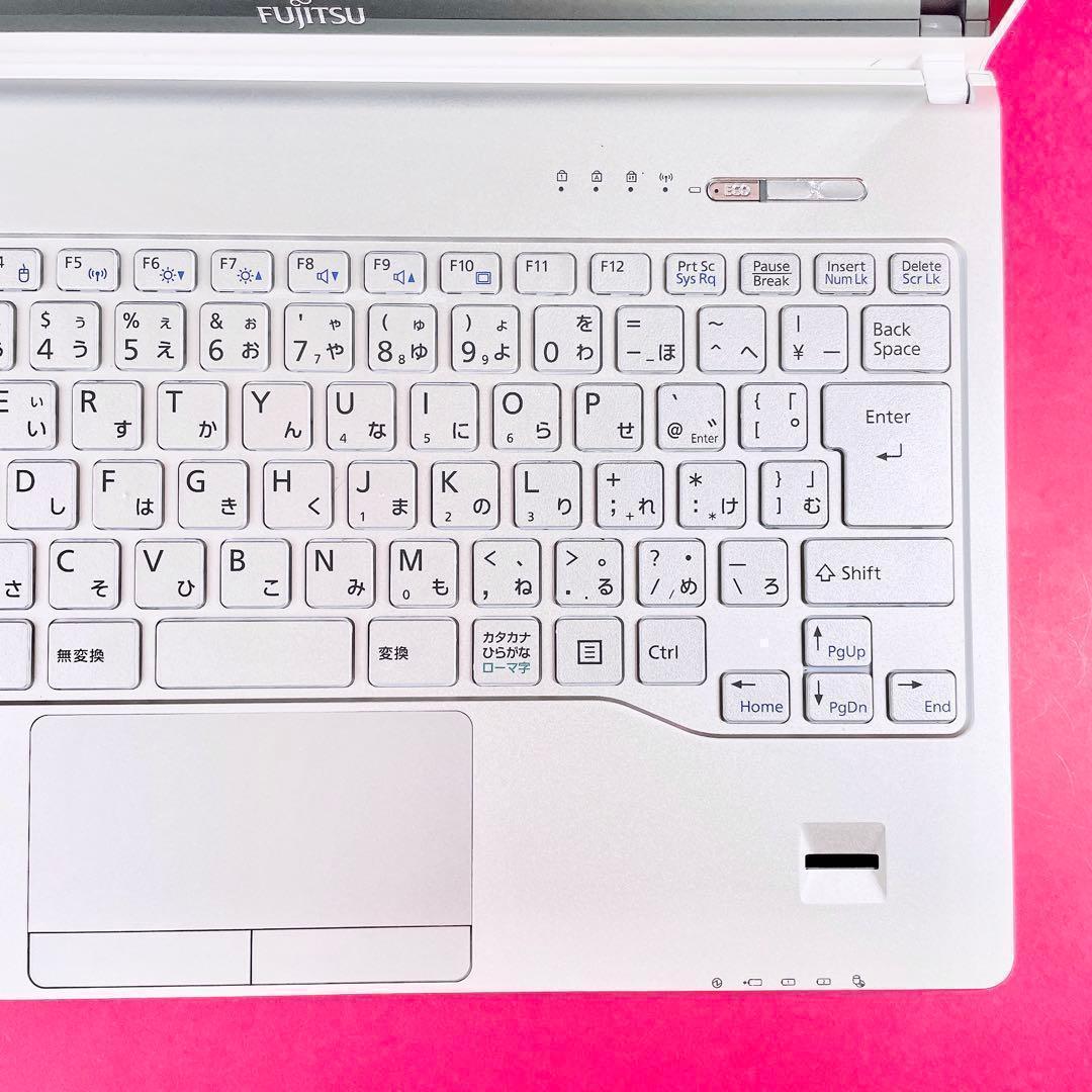 小型軽量❣️タッチパネル✨️可愛い白薄型ノートパソコン✨️カメラ付きサクサク快適SSD