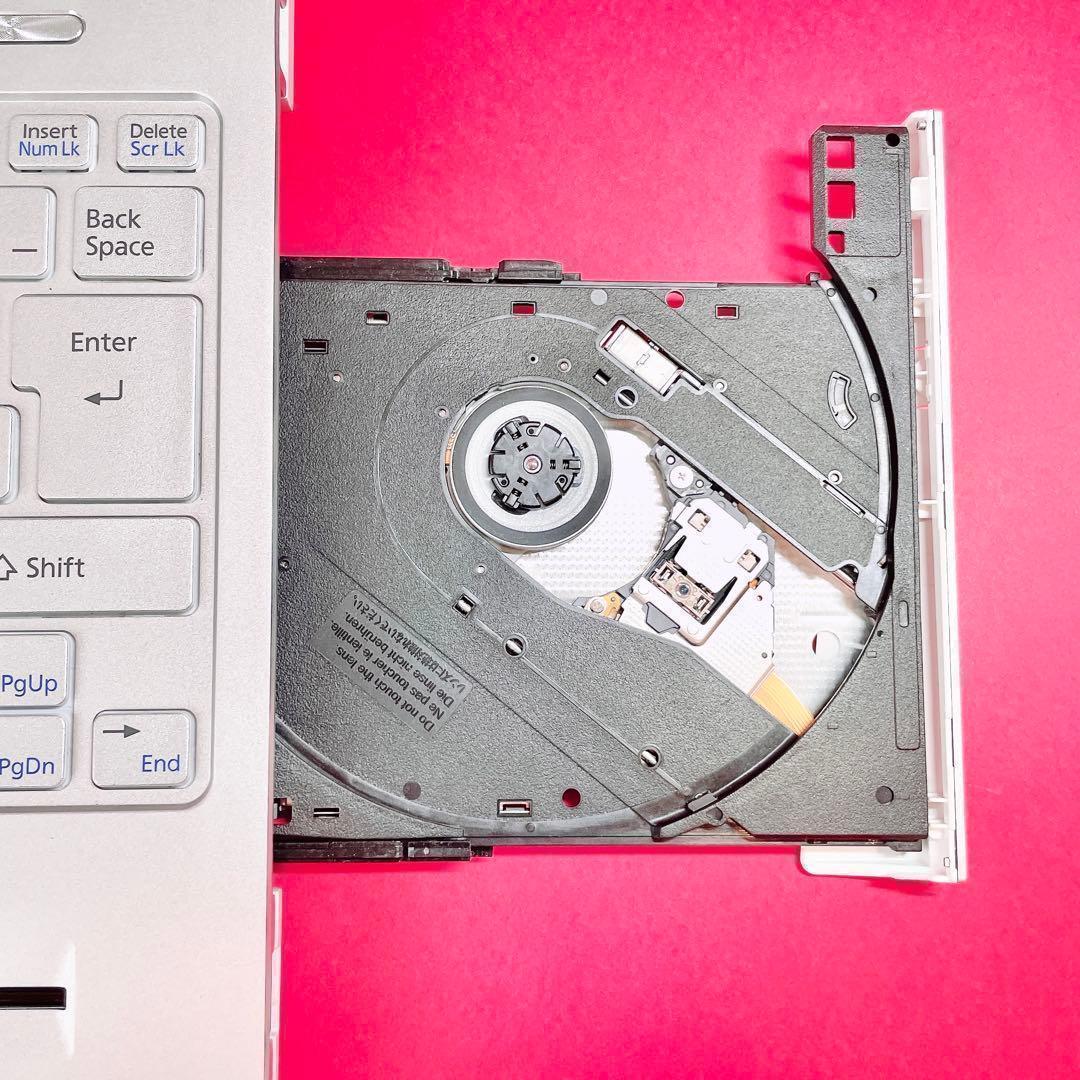 小型軽量❣️タッチパネル✨️可愛い白薄型ノートパソコン✨️カメラ付きサクサク快適SSD