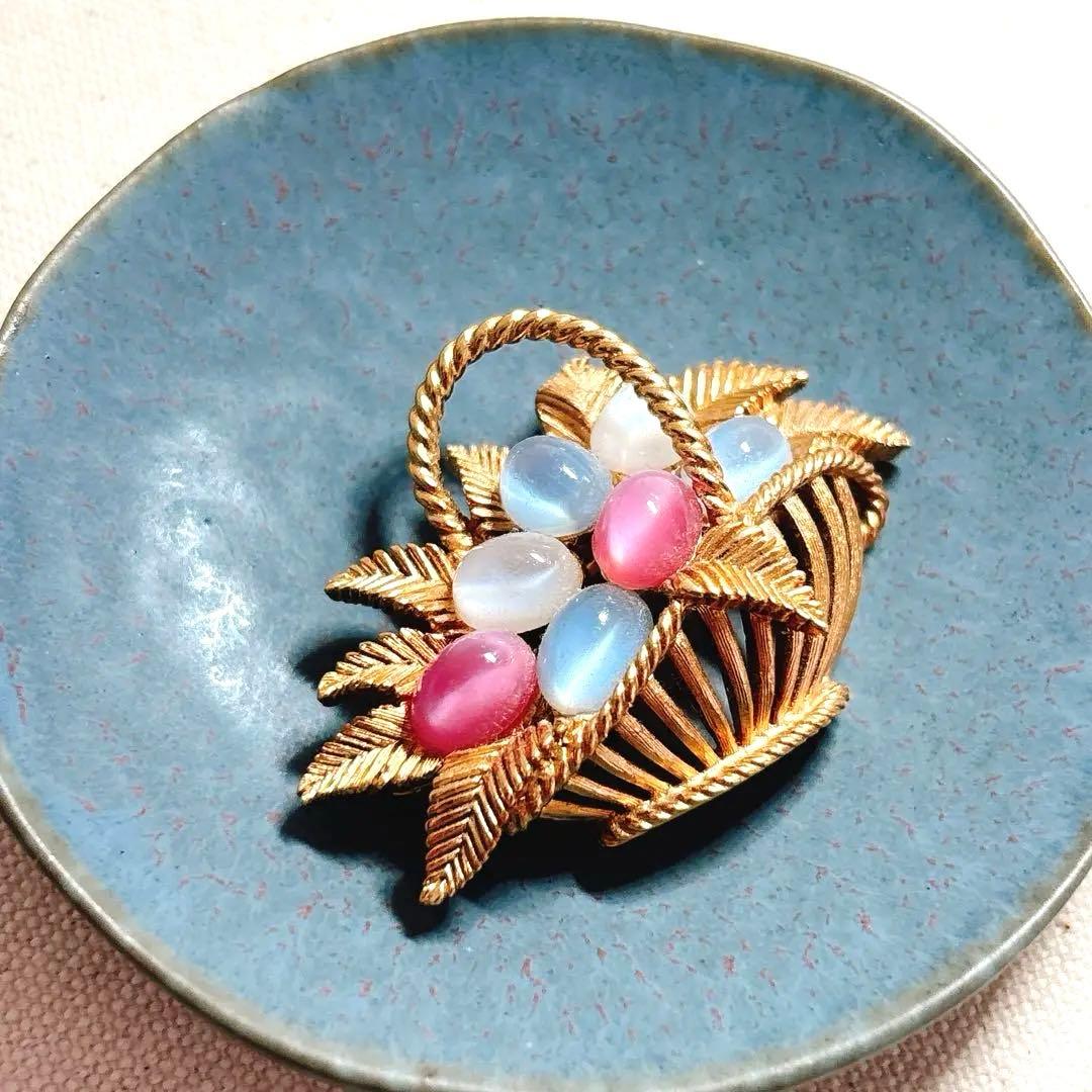 トリファリ 可愛らしい色合い カボジョン イースター エッグ ブローチ 春