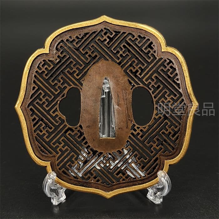 日本刀装具　刀鍔　唐草卍字の図　銅地　細工　金銀メッキ　刀剣美術　武道具