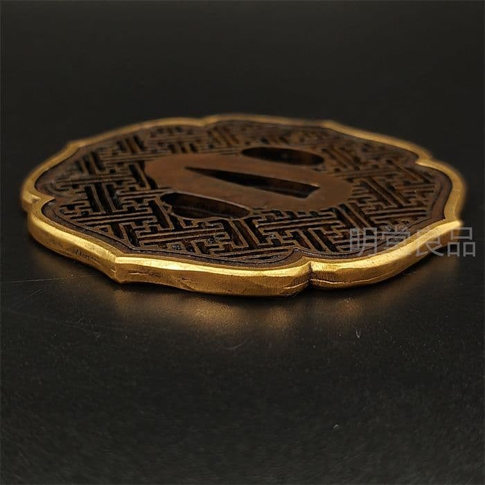 日本刀装具　刀鍔　唐草卍字の図　銅地　細工　金銀メッキ　刀剣美術　武道具