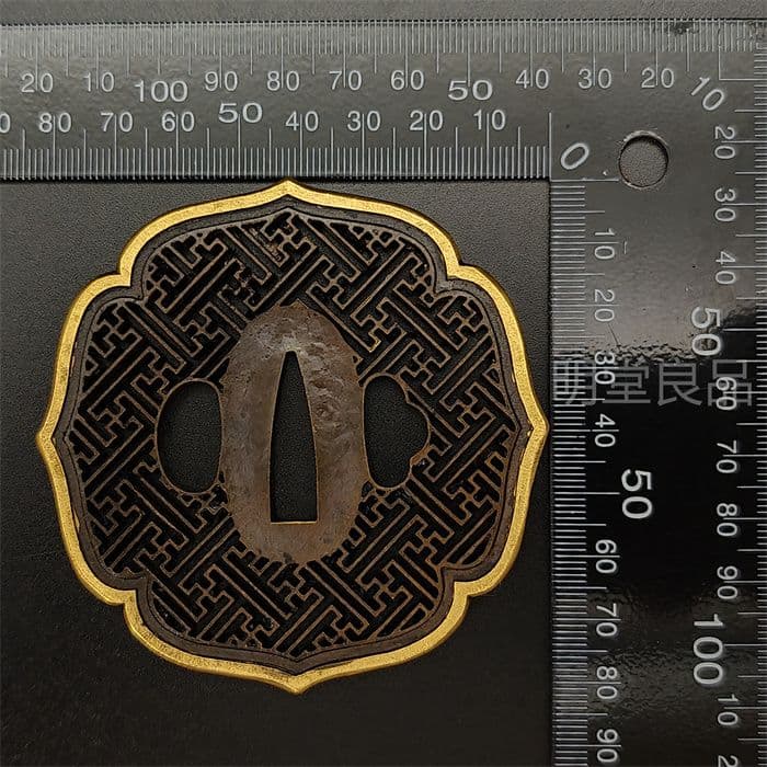 日本刀装具　刀鍔　唐草卍字の図　銅地　細工　金銀メッキ　刀剣美術　武道具