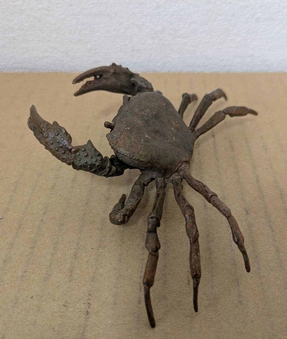 銅製工芸置物.細密彫刻 蟹.ムカデ.蝉　　岩.台付き