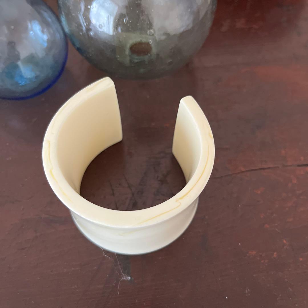 最終お値下げ！siri siri シリシリ　象牙色バングル