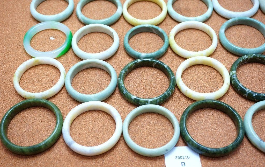 緑石 翡翠 等 バングル 30点 ブレスレット Nm25-250210B