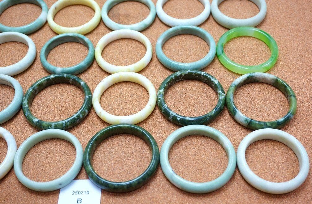 緑石 翡翠 等 バングル 30点 ブレスレット Nm25-250210B