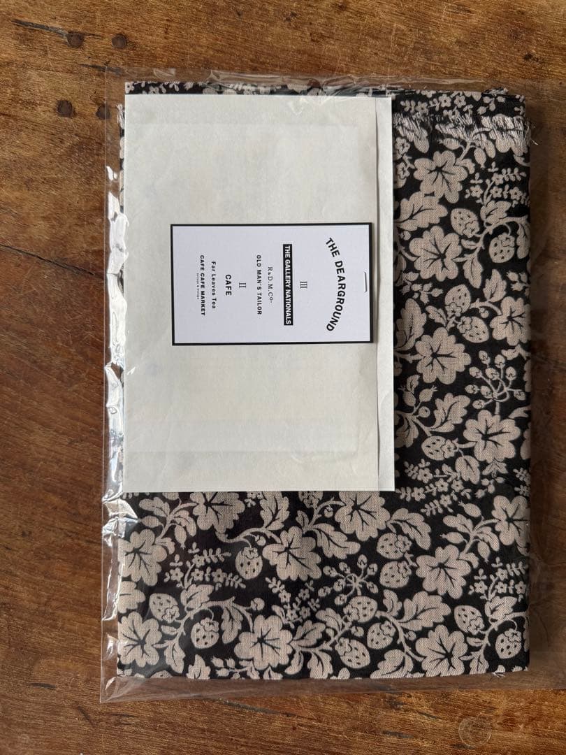 R & D.M.Co- オールドマンズテーラー ワイルドベリー ガーゼ ショール