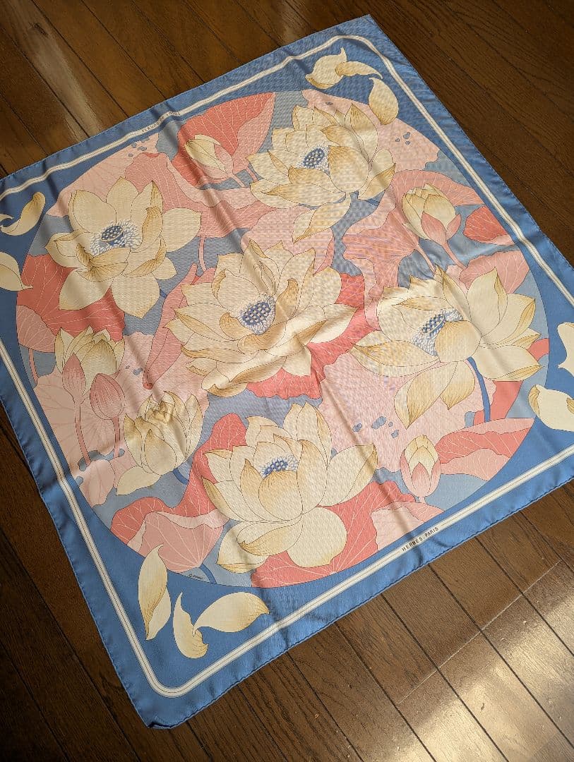 HERMES 蓮の花柄（FLEURS DE LOTUS） シルクスカーフ 箱有り