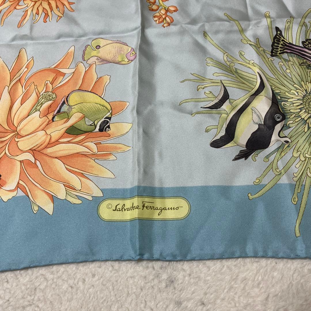 極美品　サルバトーレフェラガモ　シルク　スカーフ　ブルー　熱帯魚　魚　花柄　総柄