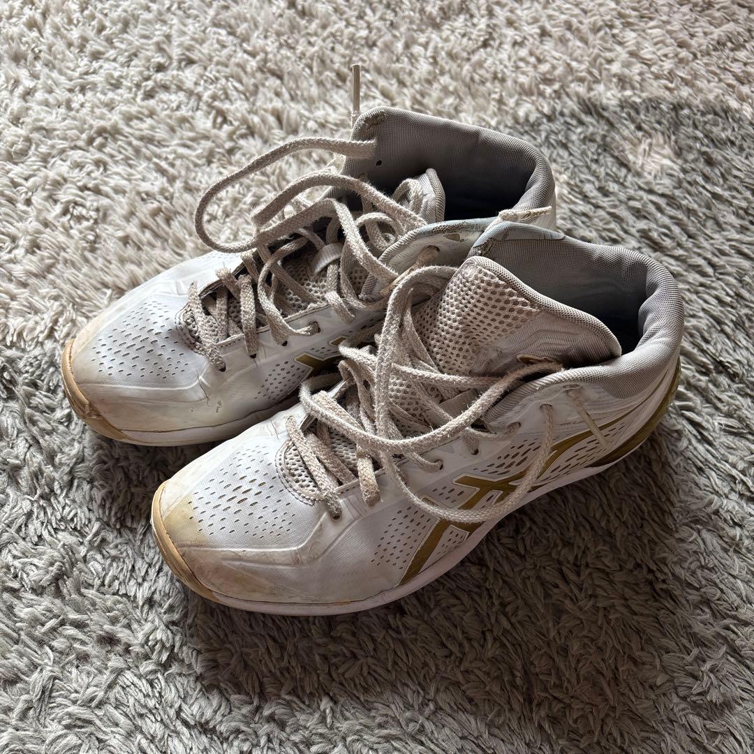 ASICS バスケットボールシューズ ホワイト/ゴールド - メルカリ