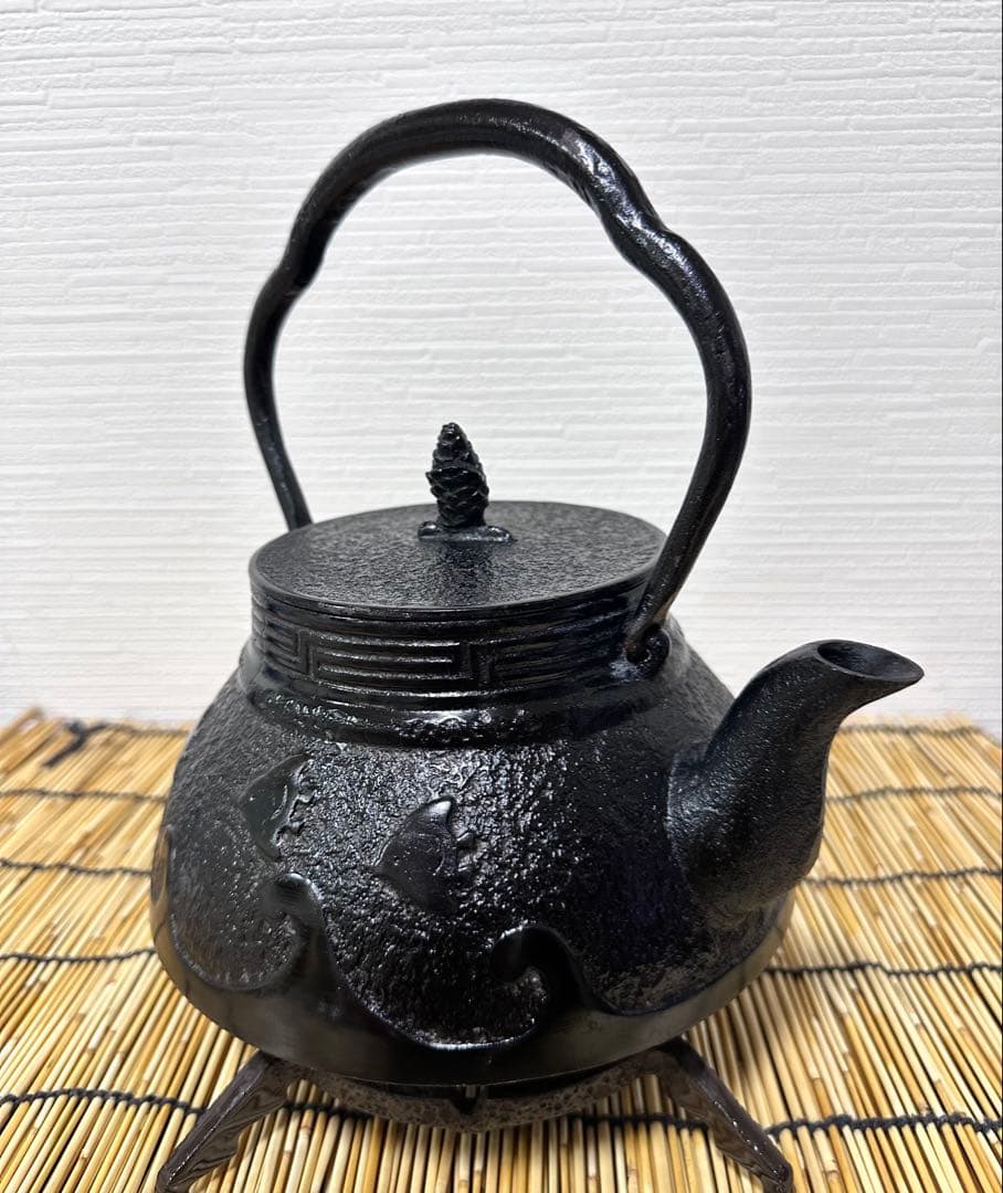 未使用、保管品、付属品付　南部岩鋳造　１８型　千鳥文様　南部鉄瓶　南部鉄器　鉄瓶