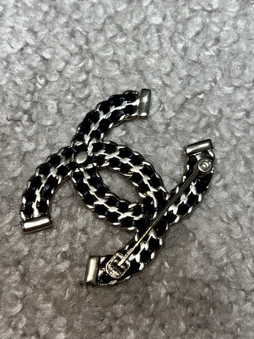 唯一ページ シャネル ブローチ 2点