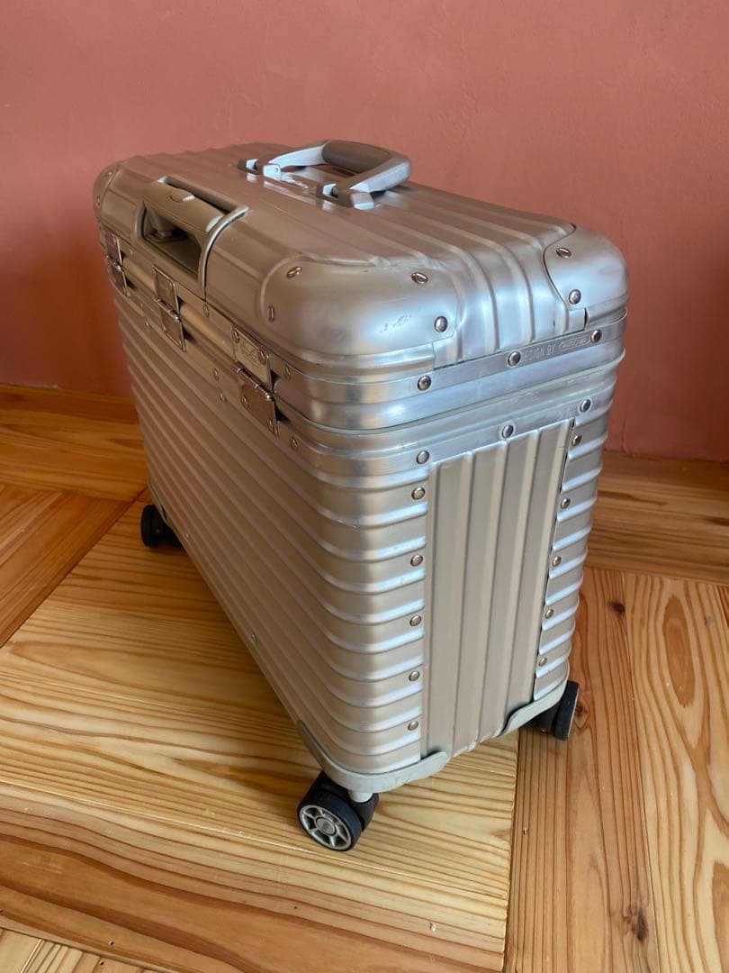 リモワ　パイロット　4輪