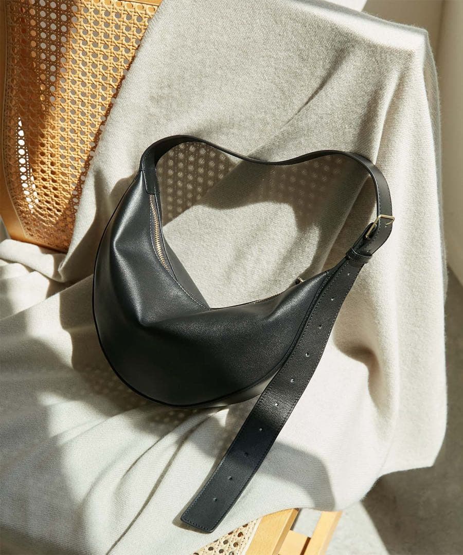 【2.718】スリーククロス　ボディバッグ　ブラック