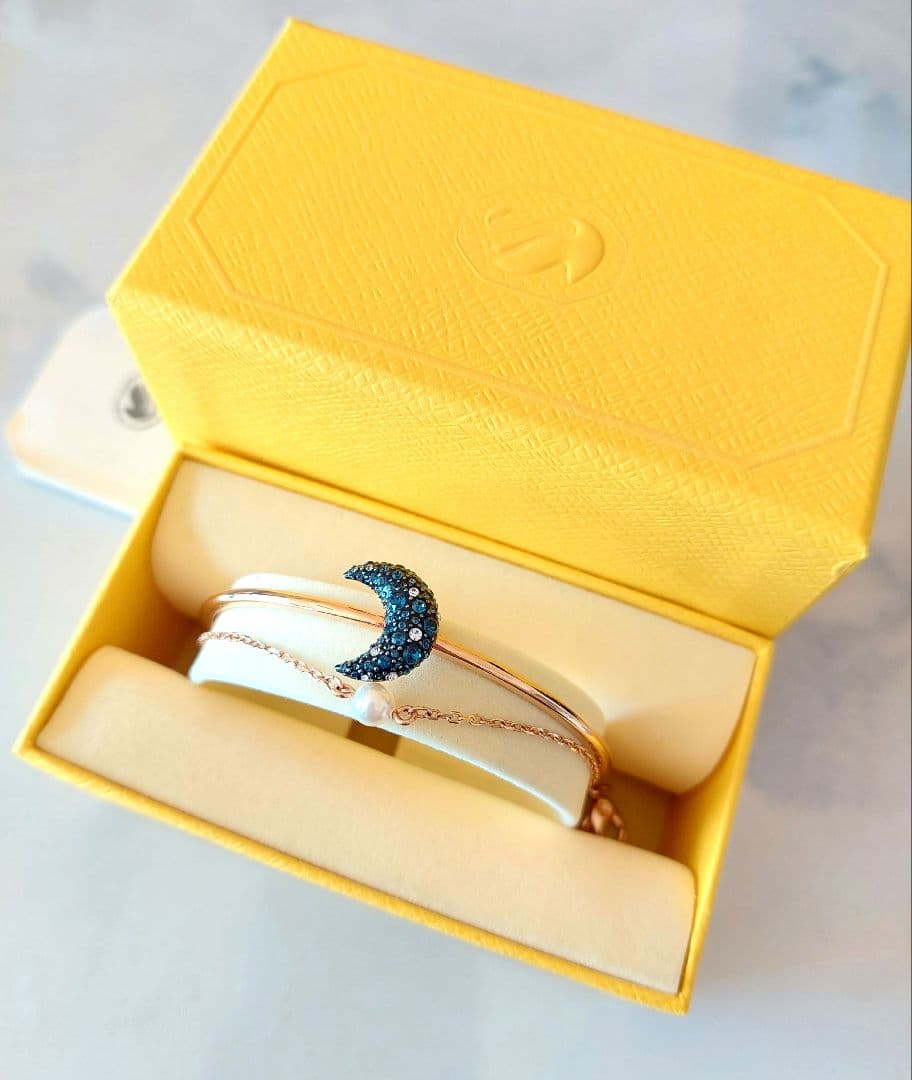 新品 箱付 SWAROVSKI Luna バングル スワロフスキー ブレスレット