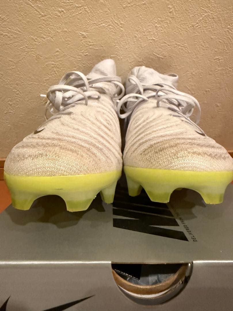 限定カラー ナイキ ファントム Luna2 エリート FG 28㎝