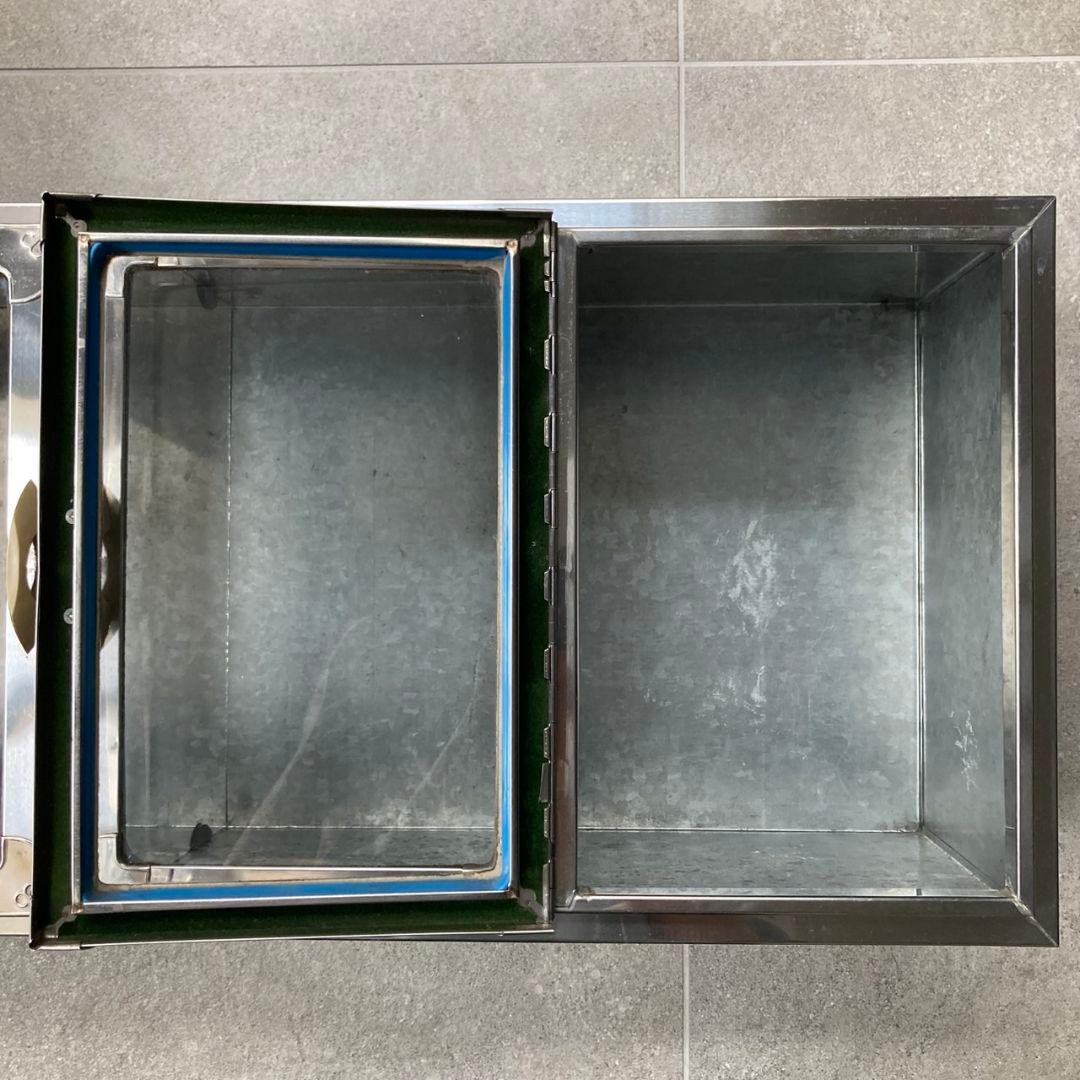 駄菓子屋ブリキ ケース　4枚扉　ガラス窓　仕切付　縦30cm×横79cm