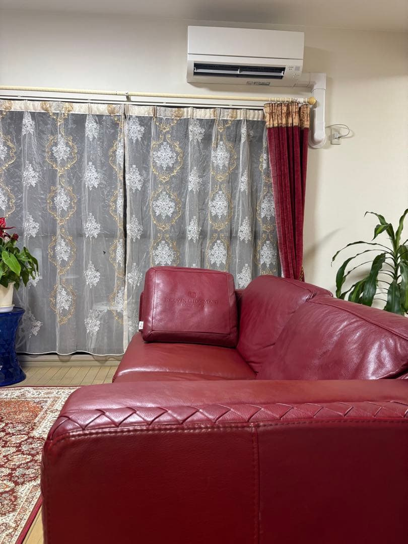 おしゃれでモダンなワイン色赤い総革レザー3人掛けソファ