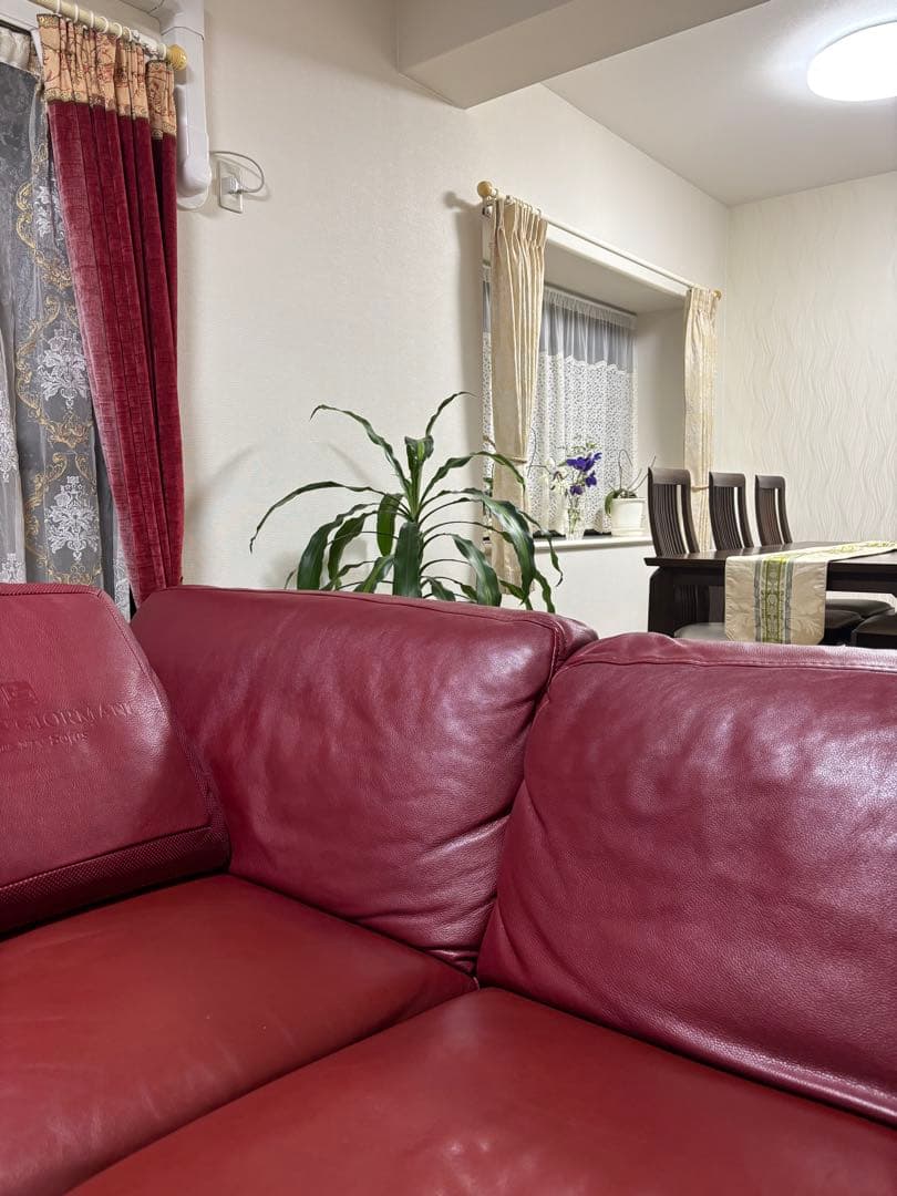 おしゃれでモダンなワイン色赤い総革レザー3人掛けソファ