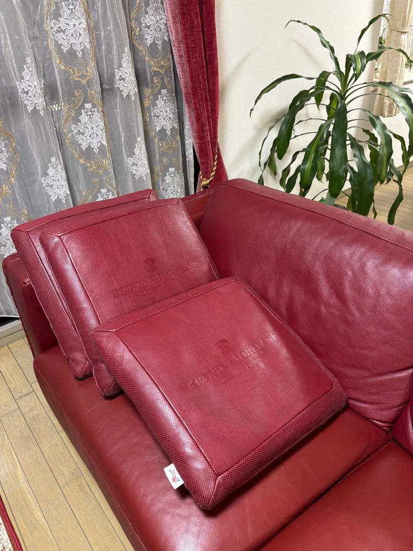 おしゃれでモダンなワイン色赤い総革レザー3人掛けソファ