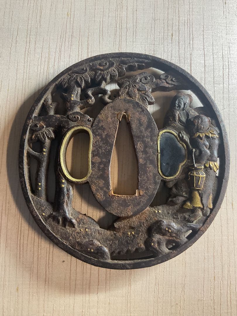 動物と人物の浮彫り 鉄製鍔 時代 古道具