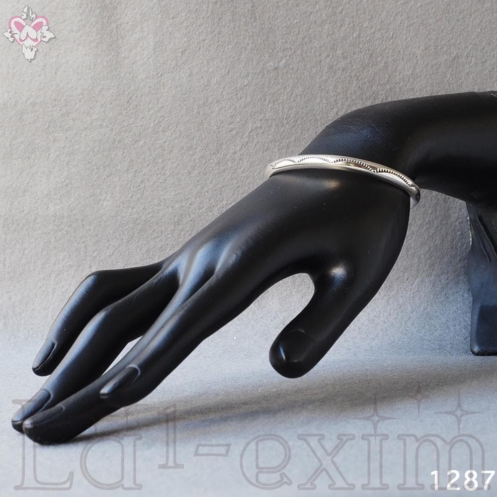 美品 インディアンジュエリー ナバホ TAHE 刻印 シルバー 純銀製 バングル