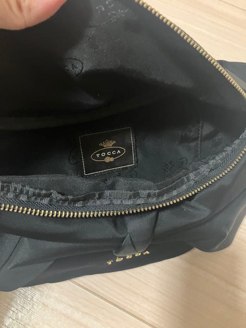 TOCCA ブラック リボンボディバッグ