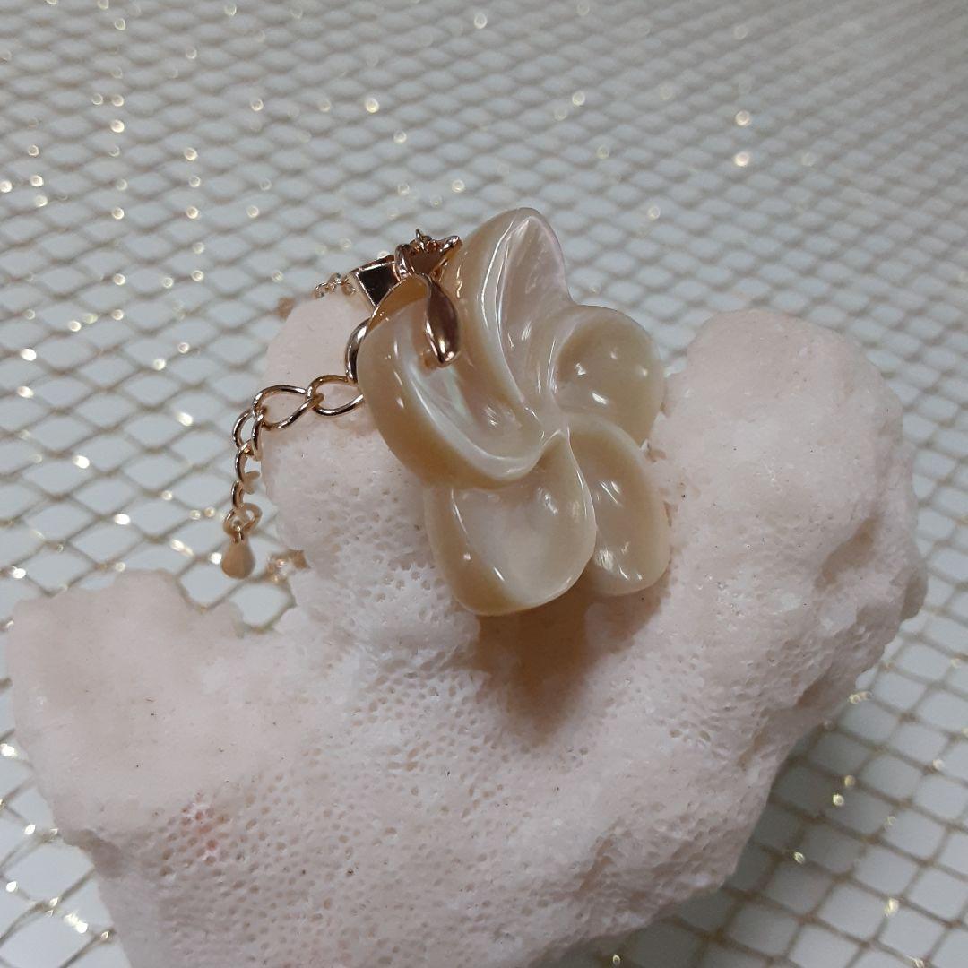 夜光貝　(雪桜様。お取引き中)　『月にウサギ:プルメリア:イルカ』ペンダント。