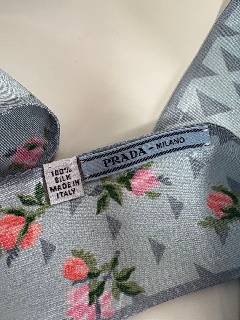 箱付き　美品　prada プラダ　スカーフ　花柄　グレー