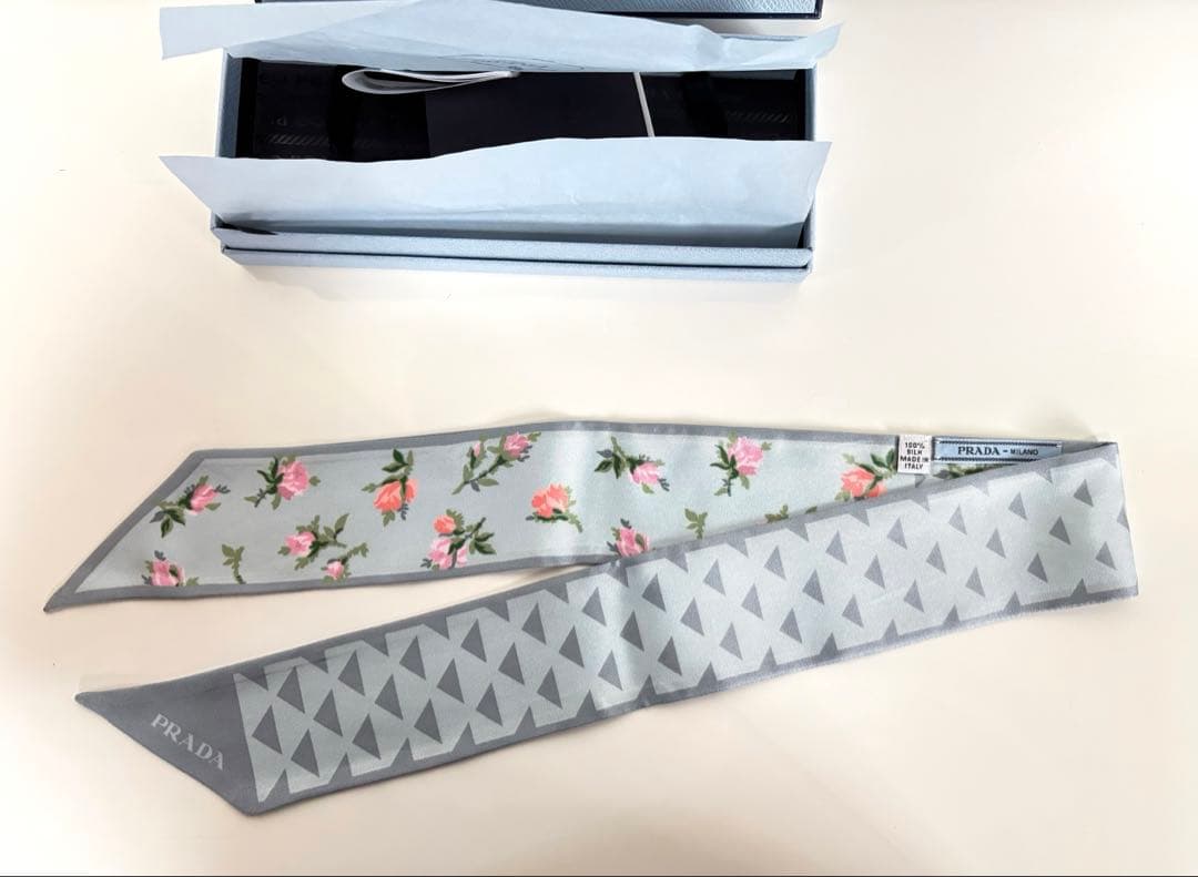 箱付き　美品　prada プラダ　スカーフ　花柄　グレー