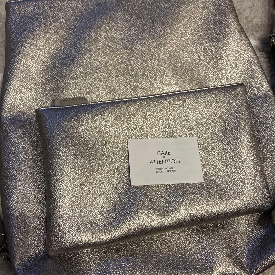 イアパピヨネ　Dリュックマルチウェイバッグ　ダークシルバー