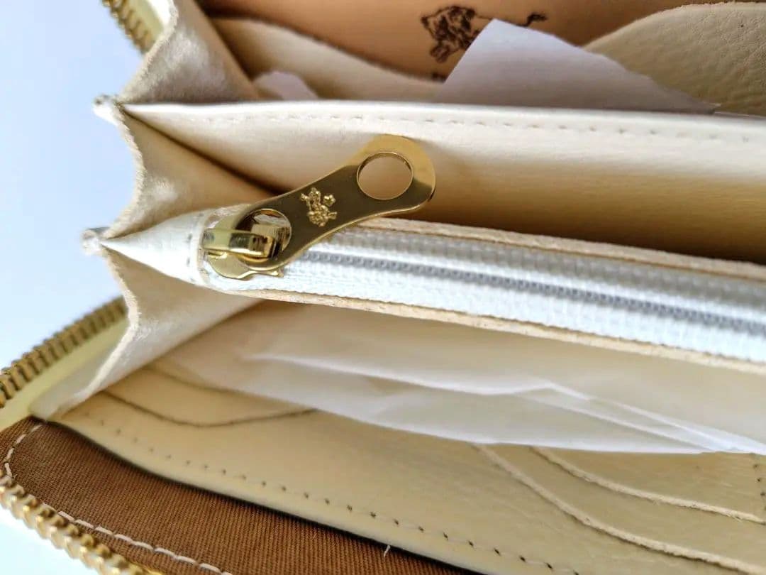 ★未使用★ イルビゾンテ アイボリー 長財布 ジッパー式