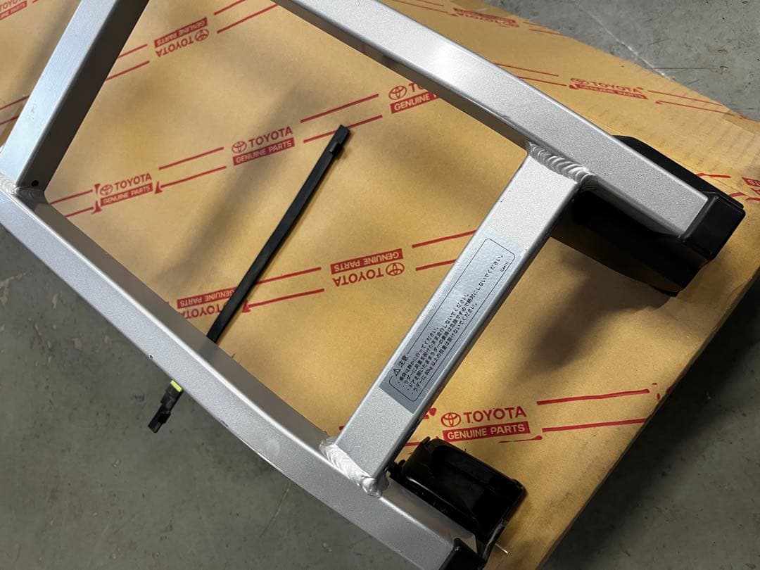 トヨタ純正　リヤラダー　ハイエース等　中古