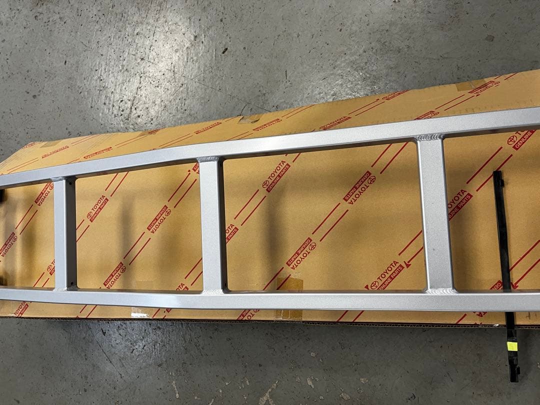 トヨタ純正　リヤラダー　ハイエース等　中古