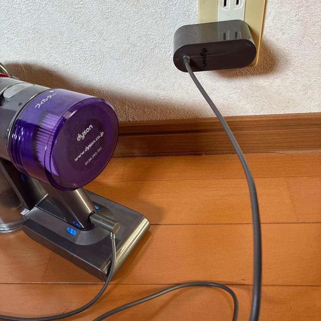 Dyson V8 slim fluffy+　掃除機 各種アタッチメント付き