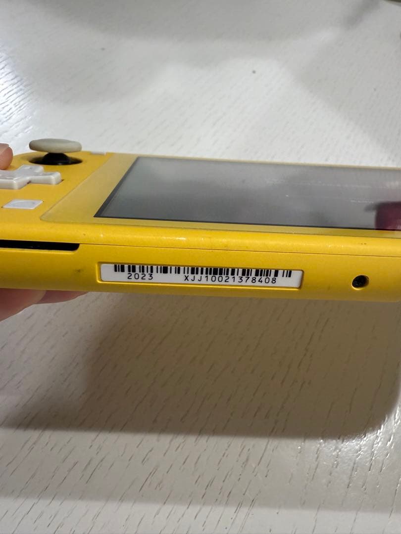 ニンテンドースウィッチライト　イエロー