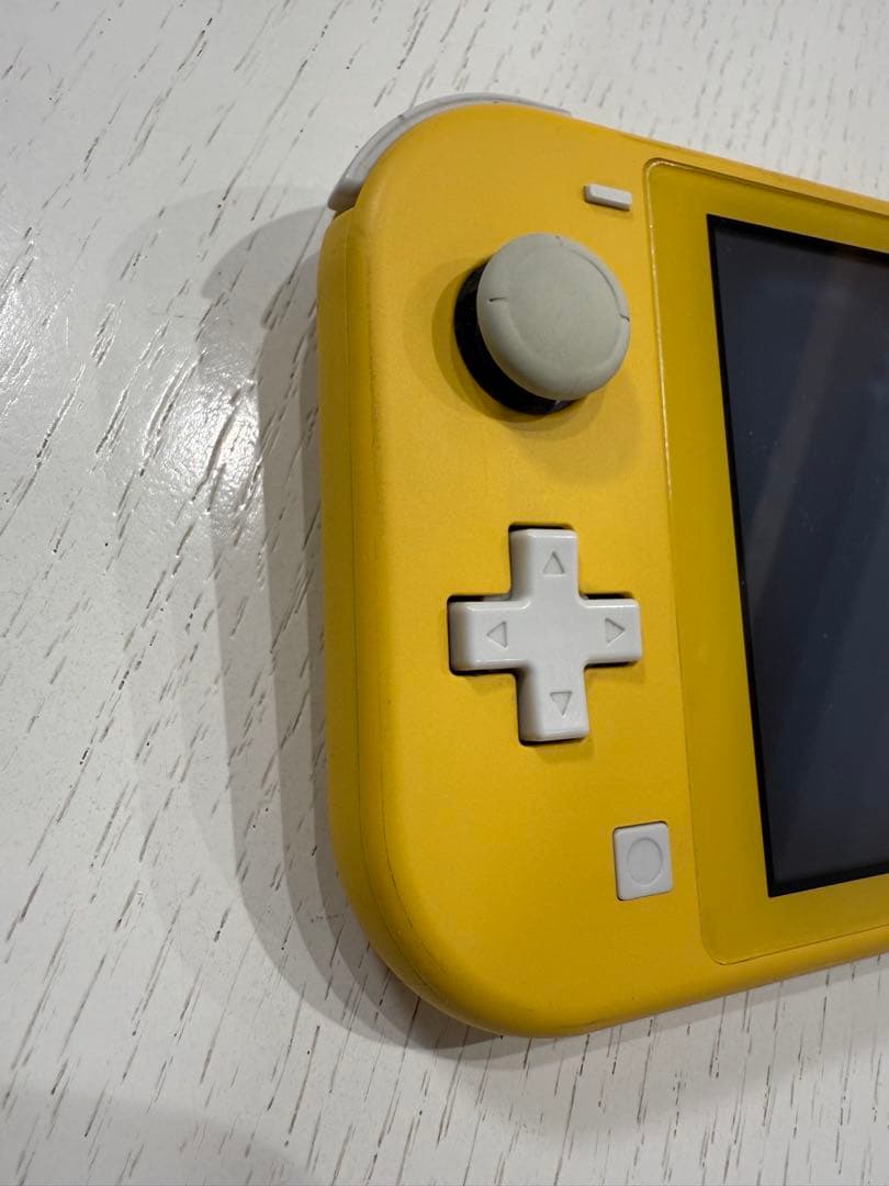 ニンテンドースウィッチライト　イエロー
